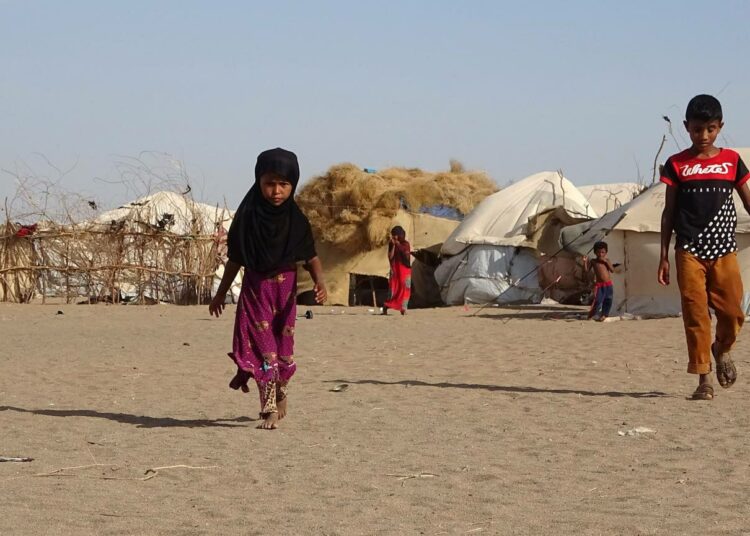 Jemeniläislapsia pakolaisleirillä Hodeidan maakunnassa. Saudi-Arabian johtamaa liittoutumaa syytetään lasten tappamisesta Jemenissä.