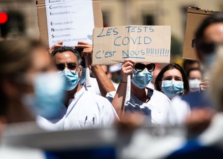 Hoitohenkilöstö järjesti kesäkuun lopussa kautta maan mielenosoituksia työolojensa parantamiseksi. Marseillessa kyltissä luki ”Covid-testi olemme me”.
