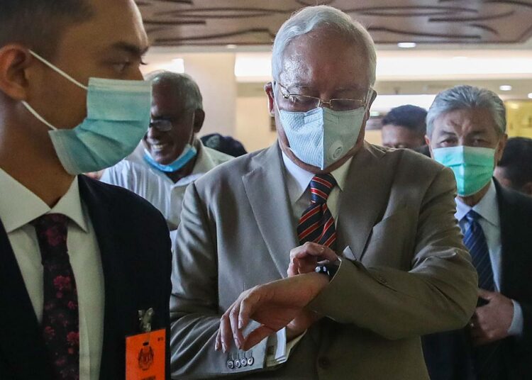 Entinen pääministeri Najib Razak saapumassa oikeuteen Kuala Lumpurissa tiistaina.