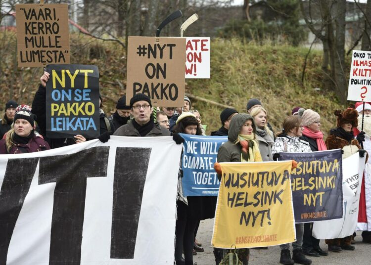 Mielenosoituksissa vaaditaan ilmastotekoja, mutta kansalaiset eivät ole valmiita niihin omassa arjessaan.