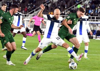 Suomen Teemu Pukki (kesk.) haastoi Irlannin puolustusta Kansojen liigan ottelussa Olympiastadionilla 14. lokakuuta.