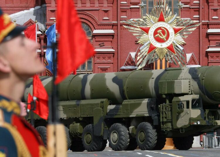 Ydinaseet ovat valtioille edelleen yksi voimannäytön tavoista. Kuvassa venäläinen Topol-M-ohjus, joka voi kantaa mukanaan ydinkärkiä.