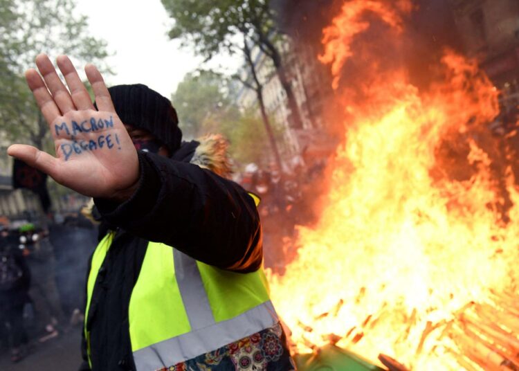 Ranskan keltaliivit palasivat kaduille vapun mielenosoituksissa.