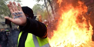 Ranskan keltaliivit palasivat kaduille vapun mielenosoituksissa.