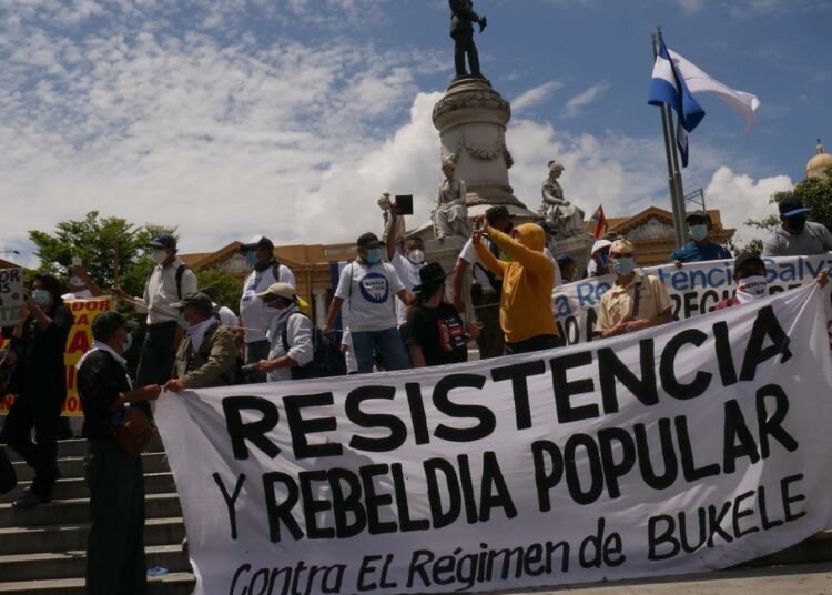 Syyskuun puolivälissä El Salvadorin pääkaupungissa San Salvadorissa tuhannet ihmiset osoittivat mieltä presidentti Nayib Bukelen autoritaarisiksi sanottujen toimien johdosta. Viimeisin teko matkalla kohti vallan keskittämistä oli perustuslakituomioistuimen tuomarien vaihtaminen presidentin pyrkimyksille suopeammin suhtautuviin.