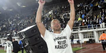 Jalkapallokulttuurista parhaita puolia nähtiin Suomen kannattajien kiittäessä Ranska-pelin päätyttyä Paulus Arajuurta (kuvassa) ja Joona Toiviota maajoukkueen eteen tehdystä työstä.