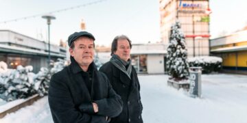 Kjell (kuvassa oikealla) ja Mårten Westö kuvattiin Helsingissä lapsuudenmaisemissaan Munkkivuoren ostoskeskuksessa joulukuun alkupuolella. Helsinki on vahvasti läsnä Vuodet-teoksessa.