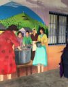 Aida Moreno, Huamachucon Naisten talon perustaja, kävelee säkkikankaalle ommellun koruommeltyön editse. Teos kuvaa yhteisön soppakeittiötä sotilasdiktatuurin vuosina 1973-90.