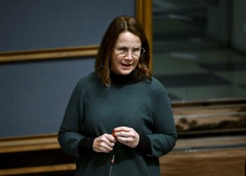 Veronika Honkasalo pui politiikan tuoreita tapahtumia.