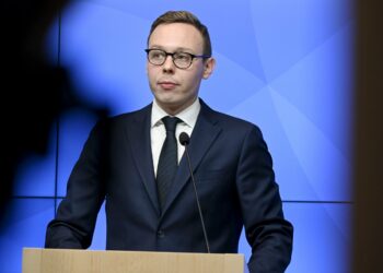 Työministeri Matias Marttinen esitteli potkulaiksi kutsutun hallituksen esityksen.