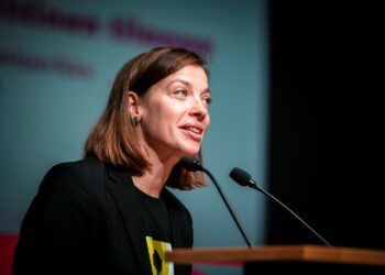 Li Andersson vasemmistoliiton puoluekokouksessa Vantaalla.