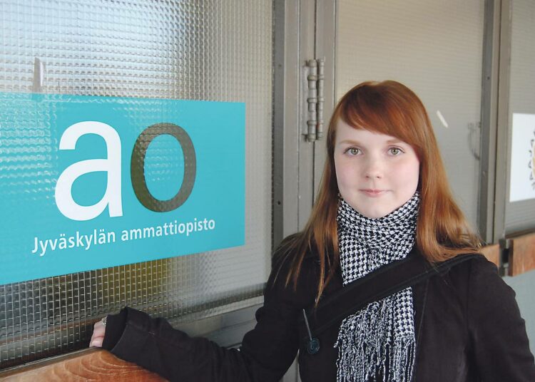 Hanna Ritanen valitsi kaksoistutkinnon, koska hän halusi käytännönläheisten lähihoitajan ammattiopintojen lisäksi parantaa kielitaitoaan ja yleissivistystään.