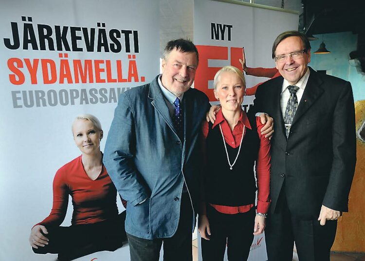 Sari Virta iloitsee, kun on saanut EU-vaalikampanjansa tukipilareiksi Claes Anderssonin ja Kalevi Kivistön.