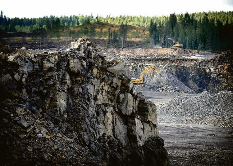 Uusi kaivoslaki asettaa toiminnan harjoittajalle velvoitteita lopetus- ja jälkitoimenpiteistä. Kuvan avolouhos on Talvivaaran kaivoksella Sotkamossa.