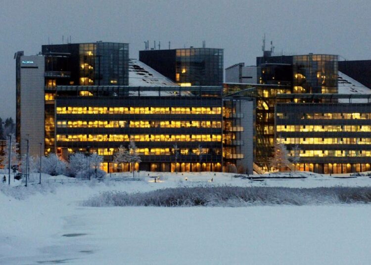 Nokia arvioi, että sen markkinaosuus kaikkien matkapuhelinten kappalemääräisestä myynnistä oli viime vuonna 38 prosenttia. Kuvassa yhtiön pääkonttori Espoossa.