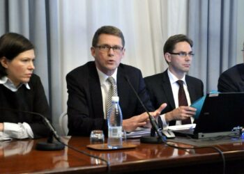Työministeri Anni Sinnemäki (vasemmalla), pääministeri Matti Vanhanen, valtiovarainministeri Jyrki Katainen ja kulttuuri- ja urheiluministeri Stefan Wallin hallituksen kehysneuvottelujen tiedotustilaisuudessa.