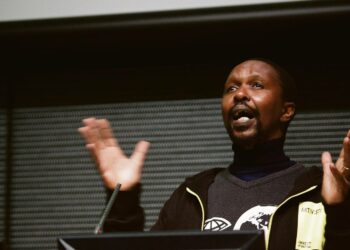 Sowetolaisaktivisti Trevor Ngwane esitteli suomalaiskuulijoille Etelä-Afrikan köyhien asuinalueiden asukasliikkeiden suoraa toimintaa jalkapallon MM-kisoja ja sähkön ja vedenjakelun yksityistämistä vastaan.