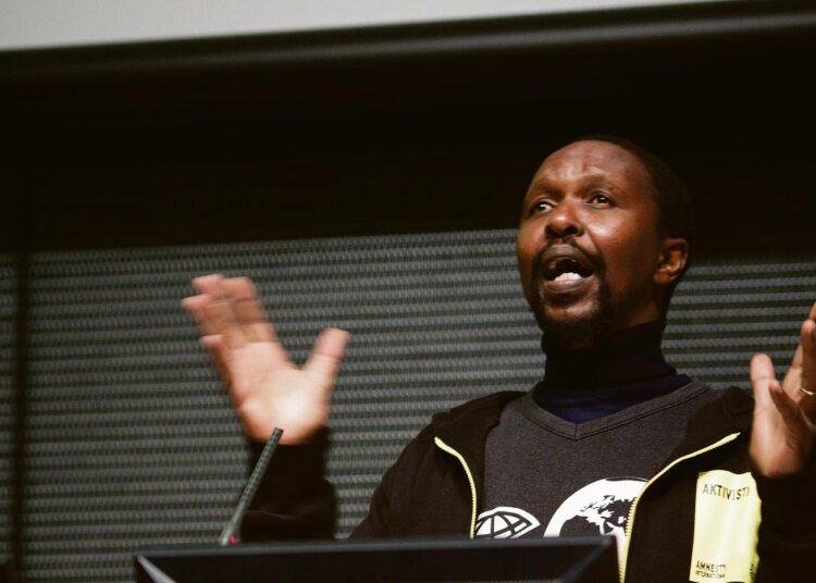 Sowetolaisaktivisti Trevor Ngwane esitteli suomalaiskuulijoille Etelä-Afrikan köyhien asuinalueiden asukasliikkeiden suoraa toimintaa jalkapallon MM-kisoja ja sähkön ja vedenjakelun yksityistämistä vastaan.