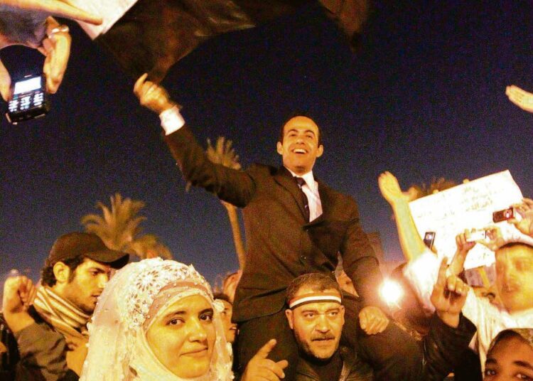 Egyptiläispari vietti häitään tiistaina demokratiamielenosoituksessa Kairon Tahrir-aukiolla. Kolmatta viikkoa jatkuneissa protesteissa on vaadittu presidentti Hosni Mubarakin eroa ja maan poikkeustilan kumoamista.