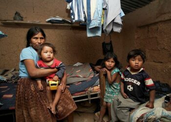 Bolivialaisen Cochabamban köyhät perheet asuvat savitaloissa vailla vesijohtoa ja viemäriä.