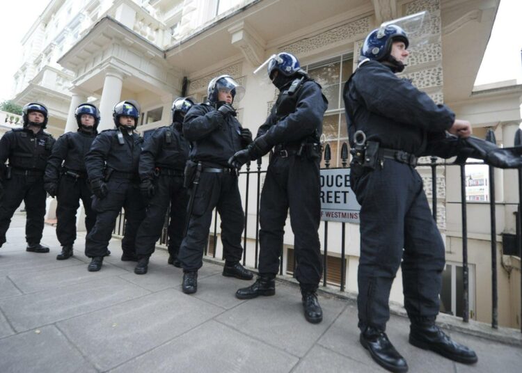 Pääministeri David Cameron on antanut poliiseille valtuudet käyttää vesitykkejä ja kumiluoteja. Aiemmin niitä on käytetty vain Pohjois-Irlannissa.