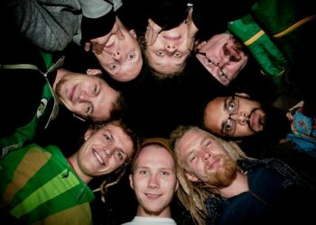 Hoippu Orkesteri keinuttaa yleisönsä riot-rakkaus-tanssi -yhdistelmällä.