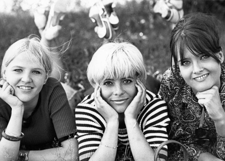 Lapualaismorsiamessa yhteiskämpässä asuvaa kolmikkoa esittävät Aulikki Oksanen (vas.), Kirsti Wallasvaara ja Kristiina Halkola.