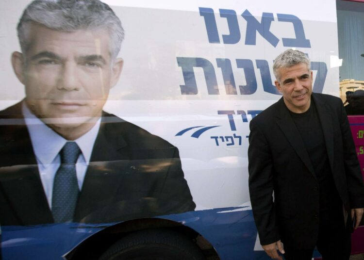 Vasta vuoden politiikassa mukana ollut Yair Lapid oli vaalien yllättäjä, jonka tuore puolue Yesh Atid nousi parlamentin toiseksi suurimmaksi.