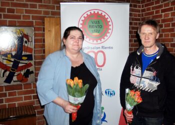 Säynätsalon Riennon puheenjohtajan viestikapula vaihtui kunnantalolla pidetyssä kokouksessa. Marita Jokinen luovutti johdon Vesa Kuparille.
