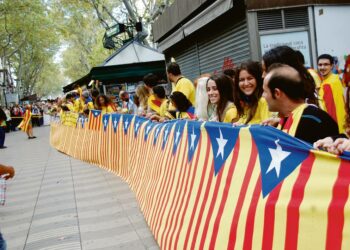 Baltian maiden vuoden 1989 ihmisketjusta mallia ottanut ketju ulottui viime viikolla halki Katalonian. Kuva Barcelonasta.