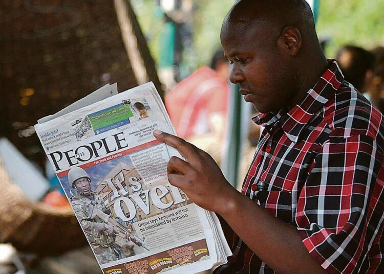 Kenialaismies luki sanomalehteä keskiviikkona Nairobissa sen jälkeen kun Kenian hallitus ilmoitti saaneensa Westgaten ostoskeskuksen hallintaansa neljä päivää kestäneen terrorihyökkäyksen jälkeen. Lehden otsikossa todetaan: ”It’s over, se on ohi.”