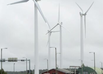 Tuulivoiman osuus on alle 0,2 prosenttia Suomen sähköntuotannosta. Tuulipuisto Riutunkarin satamassa Oulunsalossa.