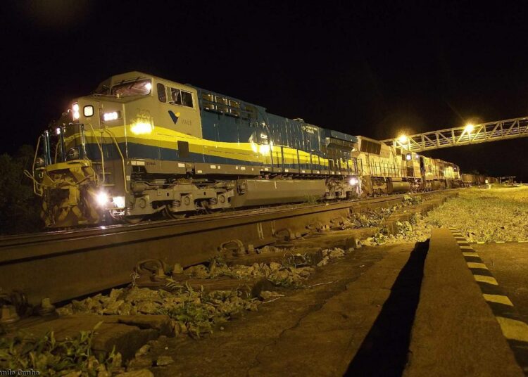 Malmijuna pyyhältää yössä Carajásin rautatiellä.