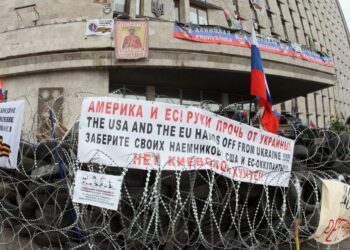 Venäläismielisten barrikadeja vallatun hallintorakennuksen ulkopuolella Donetskissa.