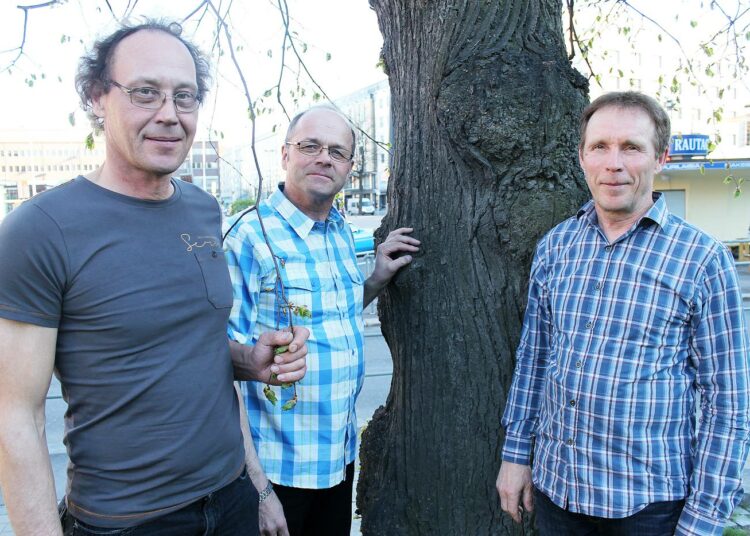 Puuliiton liittovaaliseminaariin Tampereelle osallistuneet Voitto Våg, Reijo Kontinen ja Aimo Korkalainen ovat hyvin kriittisiä Metsähallituksen metsäliiketoiminnan yhtiöittämispyrkimyksiä kohtaan.