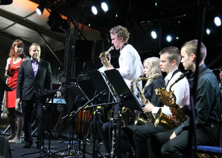 Junior All Star Big Band sai Imatralla kiitosta taidoistaan. Elina Virtanen lauloi, Antti Rissanen johti ja tässä on soolon esittämisvuorossa Ilmari Rönkä.