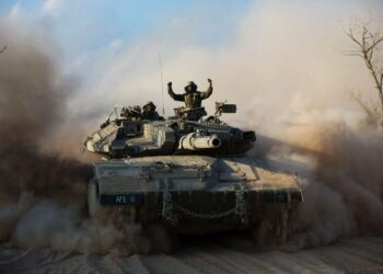 Israelin panssarivaunu kuvattuna Gazan alueella sunnuntaina.