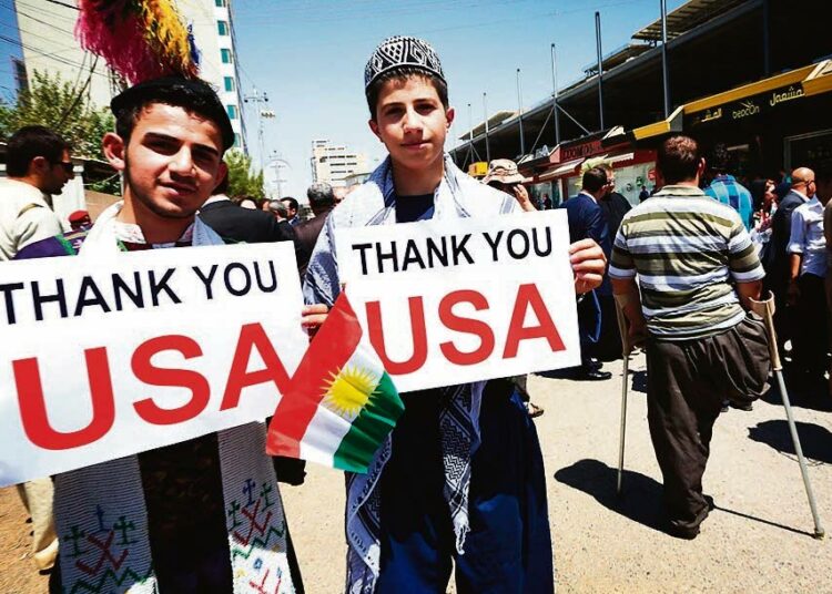Kristinuskoiset irakilaismiehet osoittivat tukea Yhdysvaltojen ilmaiskuille Isis-järjestön joukkoja vastaan Yhdysvaltojen konsulaatin edessä maanantaina järjestetyssä mielenilmauksessa Irakin kurdialueen pääkaupungissa Erbilissä.