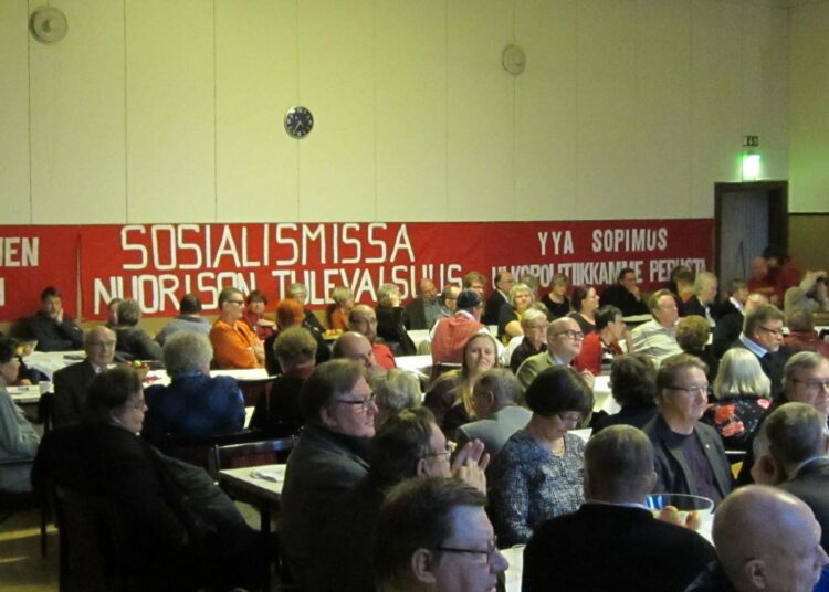 Uudenkylän työväentalo Tapiolan sali täyttyi lauantaina nuorisoliittolaisista.