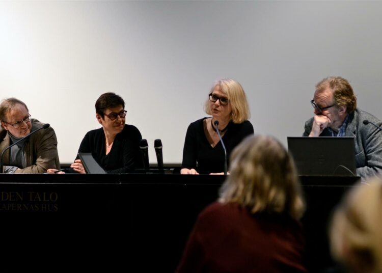Tietokirja-seminaarin paneelikeskusteluun osallistuivat muun muassa toimittaja Tuomo Lappalainen (vas.), toimittaja Anna-Liisa Haavikko, opettaja ja kirjallisuuskriitikko Helena Ruuska ja toimittaja Veli-Pekka Leppänen.