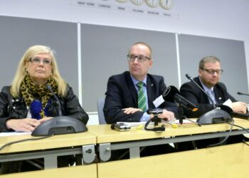 Vakuutusväen Liiton puheenjohtaja Liisa Halme (vas.), Julkisten ja Hyvinvointialojen liitto JHL:n puheenjohtaja Jarkko Eloranta ja Insinööriliiton puheenjohtaja Pertti Porokari johtivat uuden keskusjärjestön valmistelukokousta.