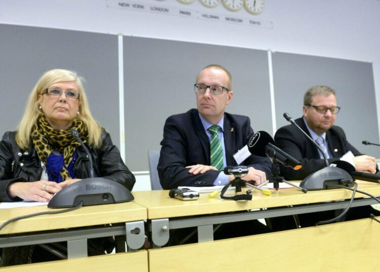 Vakuutusväen Liiton puheenjohtaja Liisa Halme (vas.), Julkisten ja Hyvinvointialojen liitto JHL:n puheenjohtaja Jarkko Eloranta ja Insinööriliiton puheenjohtaja Pertti Porokari johtivat uuden keskusjärjestön valmistelukokousta.
