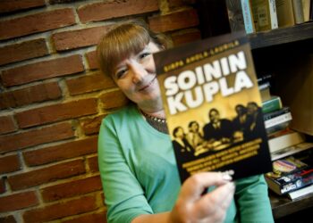 Perussuomalaisten kansanedustajaehdokas Sirpa Ahola-Laurila kirjansa Soinin kupla julkistamistilaisuudessa maanantaina.