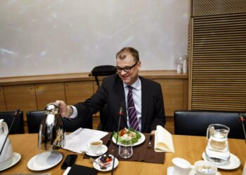 Keskustan puheenjohtaja Juha Sipilä tiedotustilaisuudessa, missä kerrottiin hallitusneuvottelujen tunnusteluvaiheen käynnistymisestä, eduskunnan Pikkuparlamentissa.