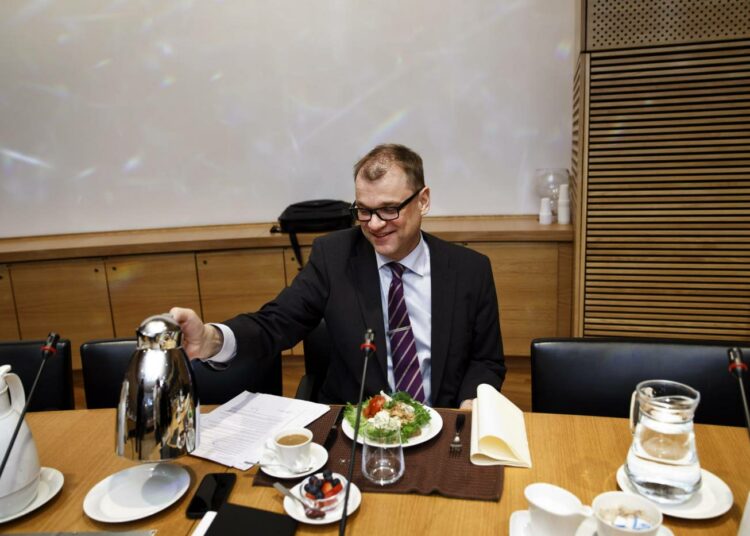 Keskustan puheenjohtaja Juha Sipilä tiedotustilaisuudessa, missä kerrottiin hallitusneuvottelujen tunnusteluvaiheen käynnistymisestä, eduskunnan Pikkuparlamentissa.