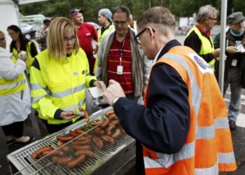Työnantajien mielestä ay-liike on paikallisen sopimisen este. Kuvassa ammattiliitto PRO:n työntekijä jakamassa lakkomakkaraa Helsinki-Vantaan lentokentän lakkoileville työntekijöille perjantaina 18. syyskuuta.