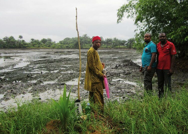 Kyläpäällikkö ja entiset kalastajat esittelivät Shellin öljyputkessa vuonna 2008 sattuneen putkirikon aiheuttamia öljytuhoja Goin kylässä Ogonimaassa Nigeriassa.