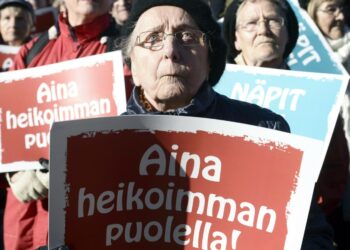 Eläkeläiset osoittivat mieltä hallituksen leikkauksia vastaan Helsingin Kansalaistorilla torstaina 8. lokakuuta. Tulosta tuli.