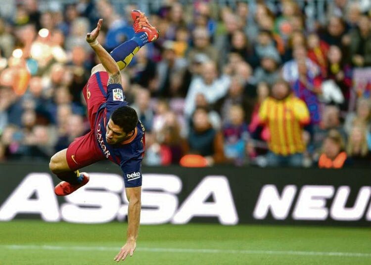 ”Jos laukaus olisi osunut tolppien väliin, se olisi mennyt maaliin”. Barcelonan Luis Suarezin laukaus osuu aika usein.