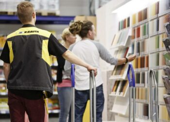 Viime vuonna liikevaihto supistui vähittäiskaupan suurimmilla toimialoilla päivittäistavarakaupassa, tavarataloissa ja rautakaupassa.